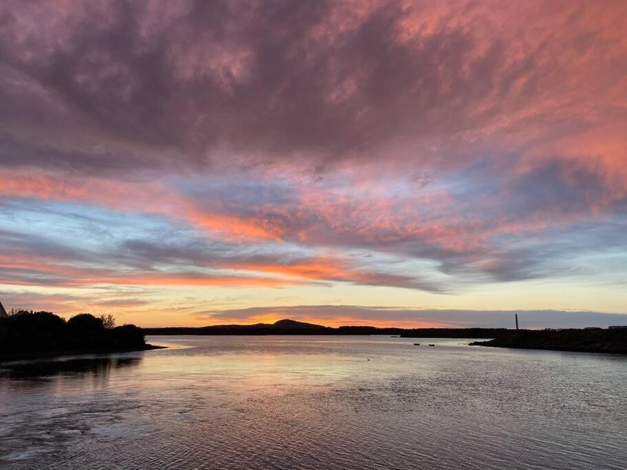 Entire Guest Suite In Four Mile Bridge, Rhoscolyn Valley Exterior foto