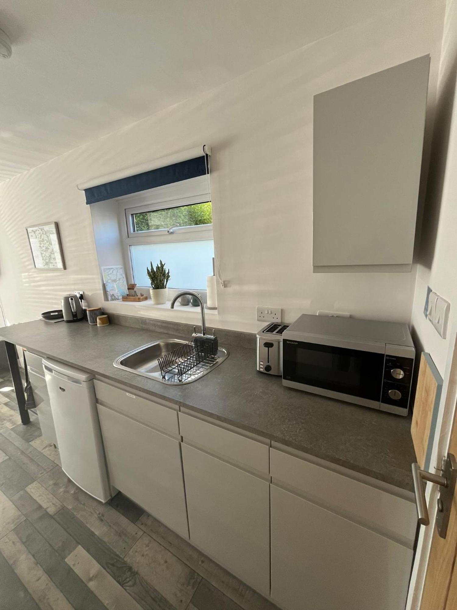 Entire Guest Suite In Four Mile Bridge, Rhoscolyn Valley Exterior foto